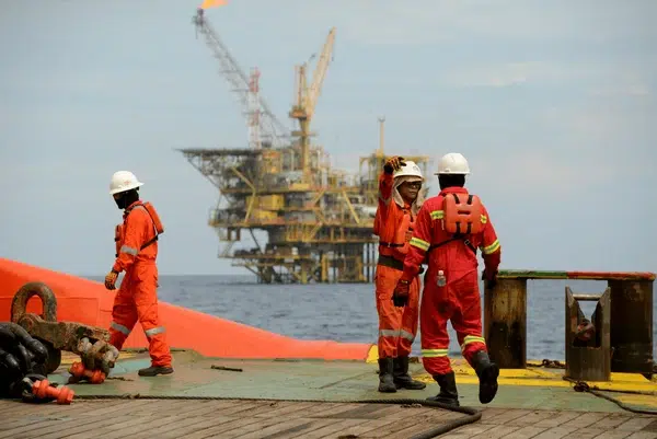 Marinheiros profissionais trabalhando em equipe no convés de um navio no porto