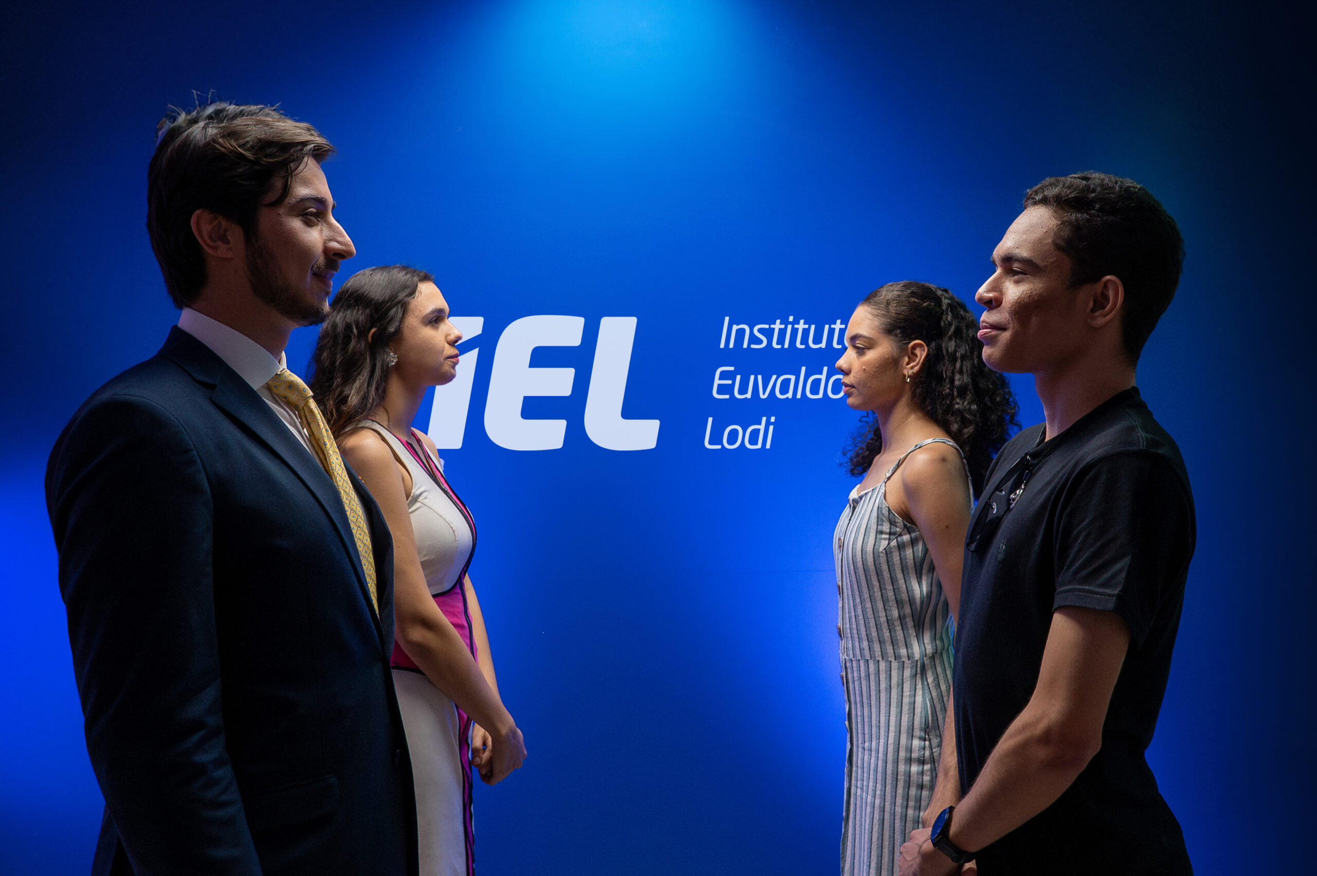 Estudantes frente a frente em evento do Instituto Euvaldo Lodi (IEL), representando as 565 vagas de estágio disponíveis. Fonte: Gilberto Sousa/CNI