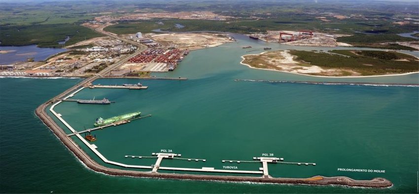 Vista aérea do Porto de Suape, destacando terminais, tubovias e áreas de atracação em Pernambuco. Fonte: Suape Imprensa, acesso em 2016.