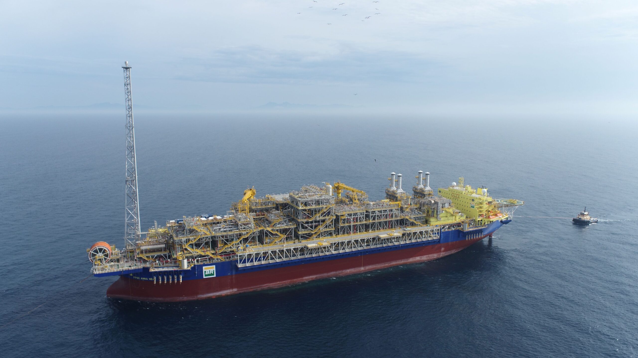 FPSO da Petrobras no mar, representando os investimentos bilionários na indústria naval e a geração de empregos sustentáveis. Imagem: Agência Petrobras.