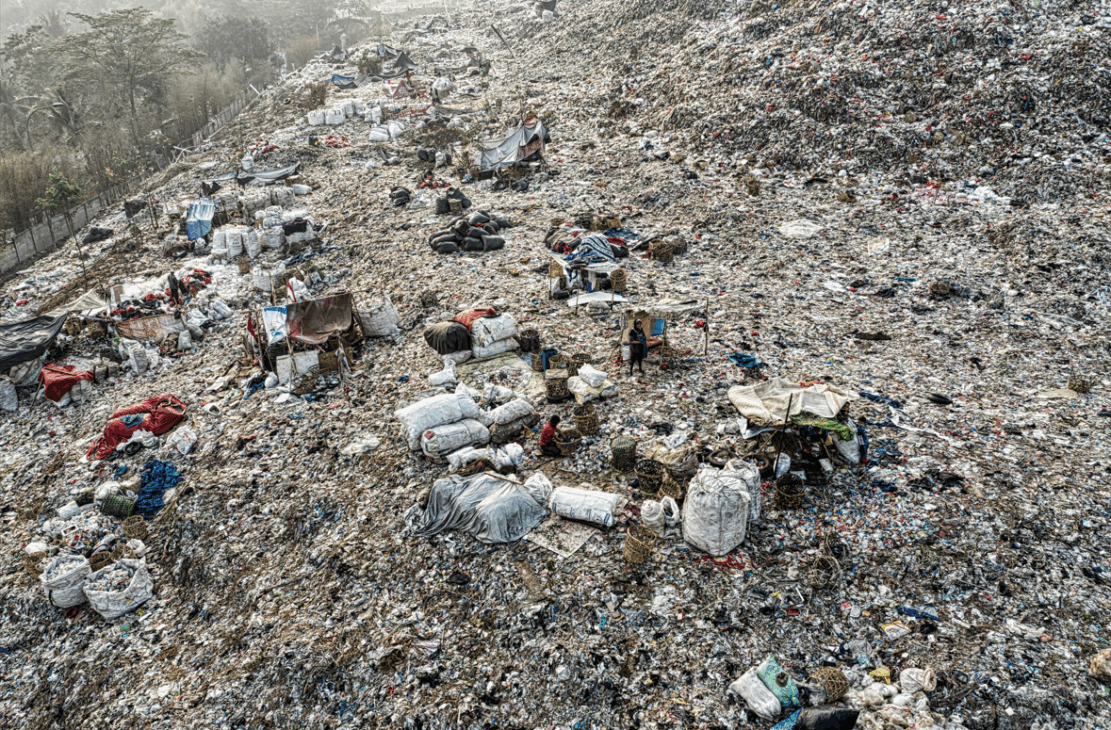 O lixo está se acumulando cada vez mais e a indústria não consegue resolver o problema. Isso está piorando a crise ambiental e prejudicando o planeta.