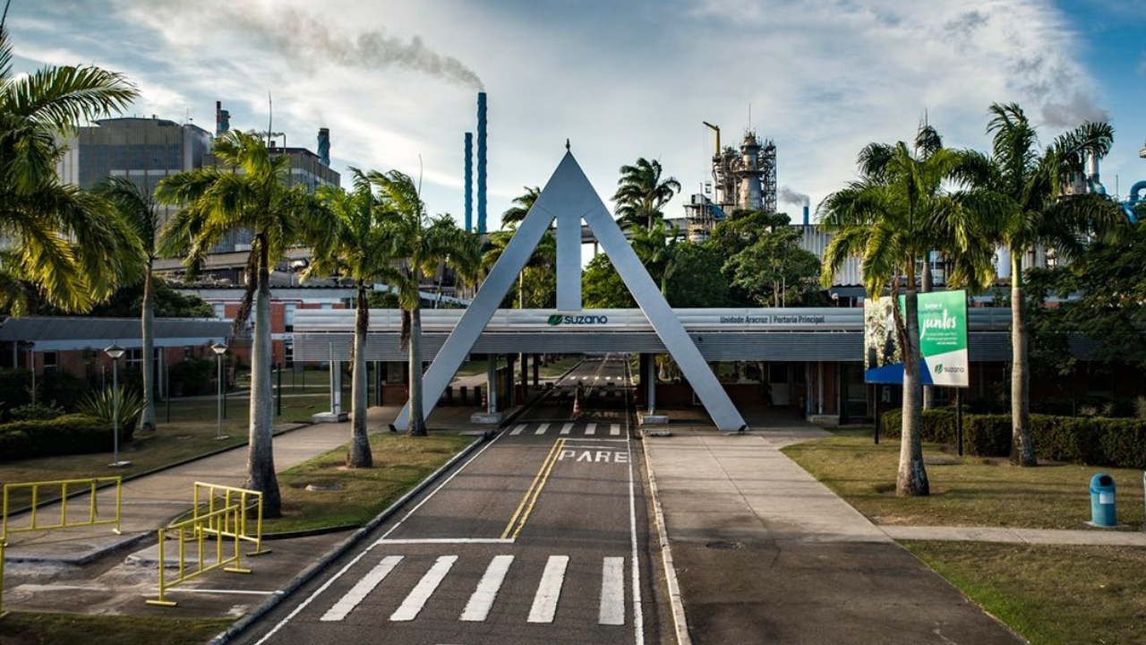 Suzano investe milhões na manutenção e modernização da fábrica em Aracruz, impulsionando economia local e garantindo segurança operacional.