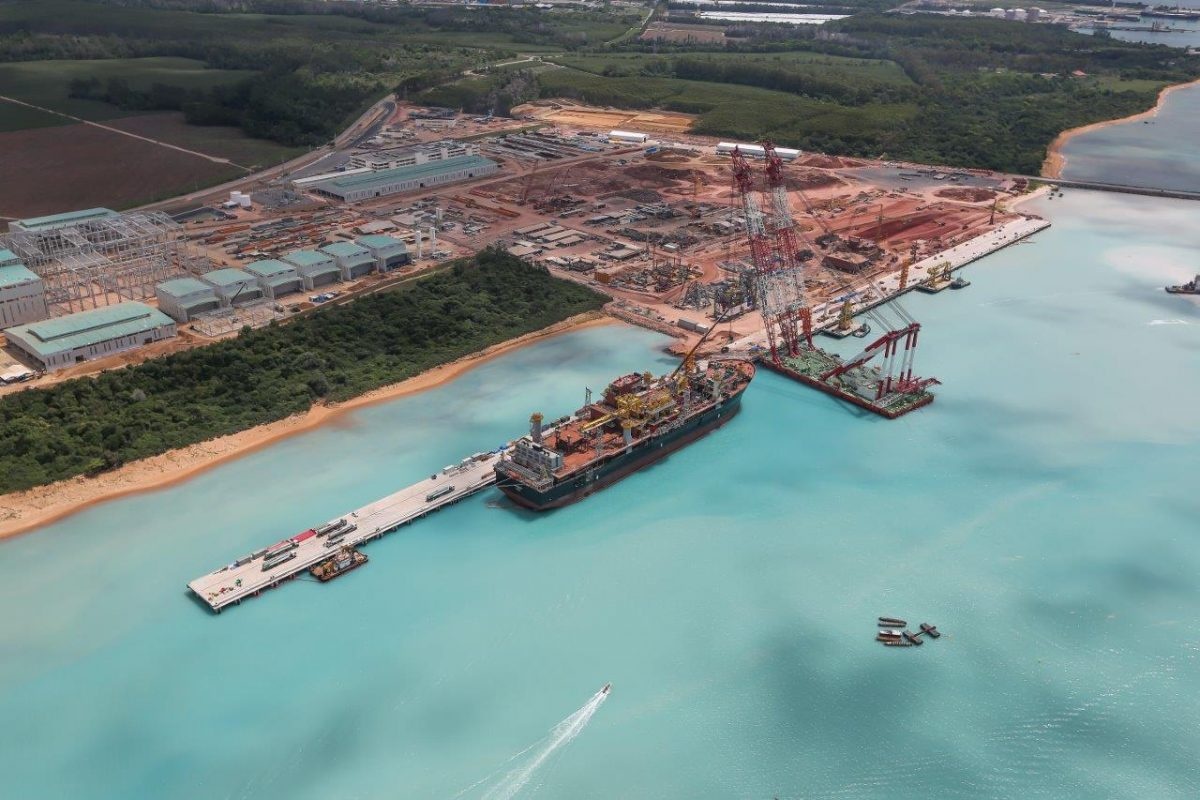 Estaleiro Jurong Aracruz com navio atracado e guindastes operando na construção naval