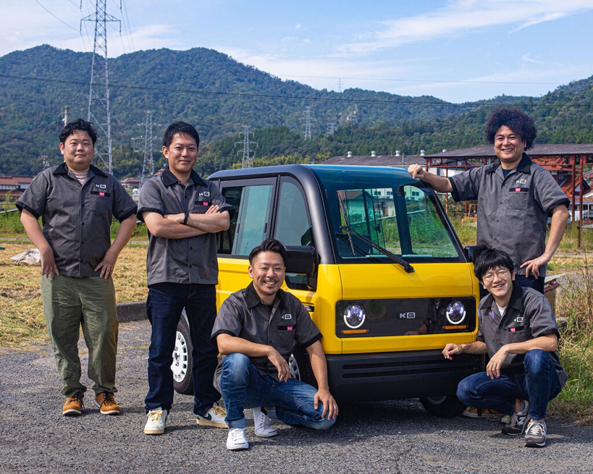 Engenheiros japoneses posam ao lado de mini carro elétrico compacto desenvolvido pela startup KG Auto