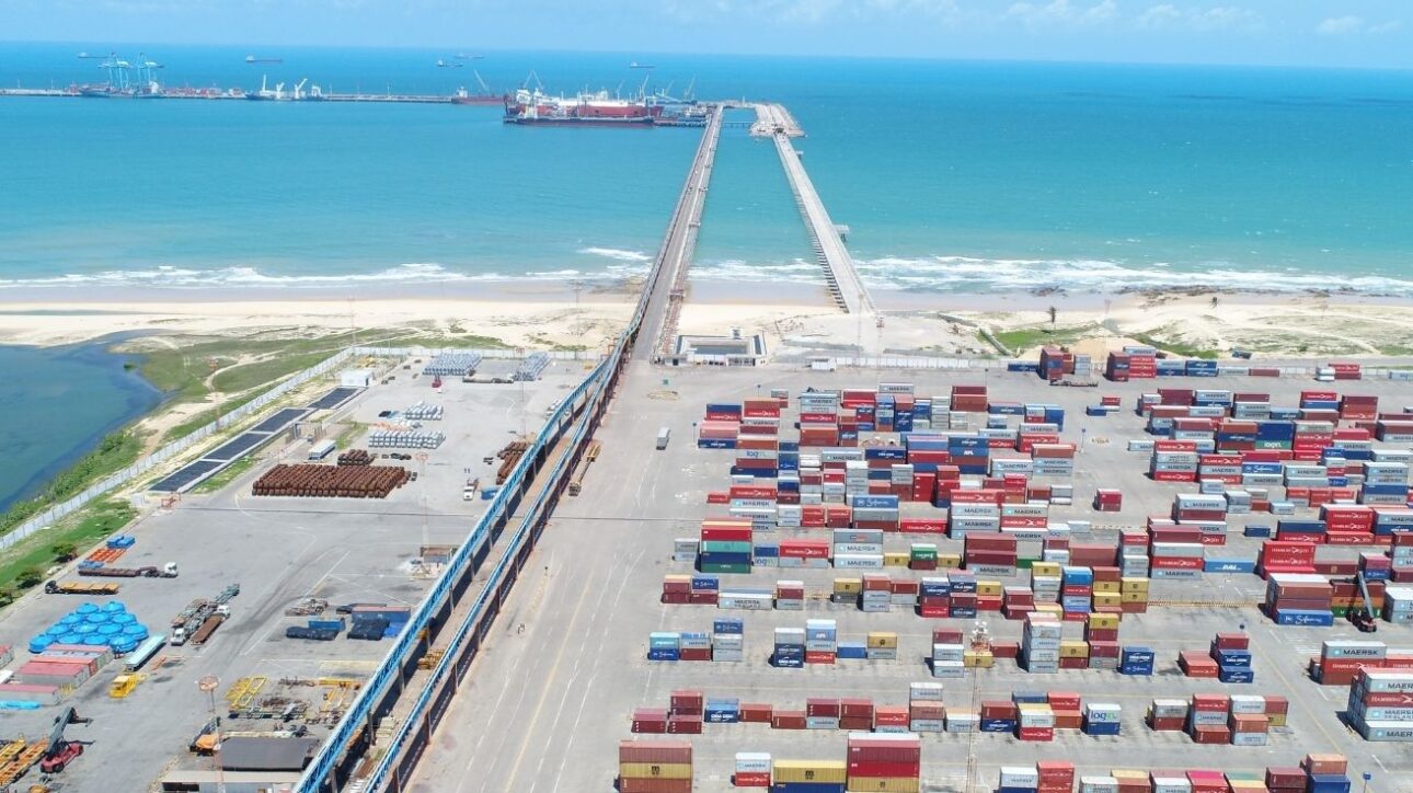 O Complexo do Pecém investe quase R$ 1 bilhão para desafiar o porto de Santos e transformar o Brasil no líder global em exportações. (Imagem/ divulgação)