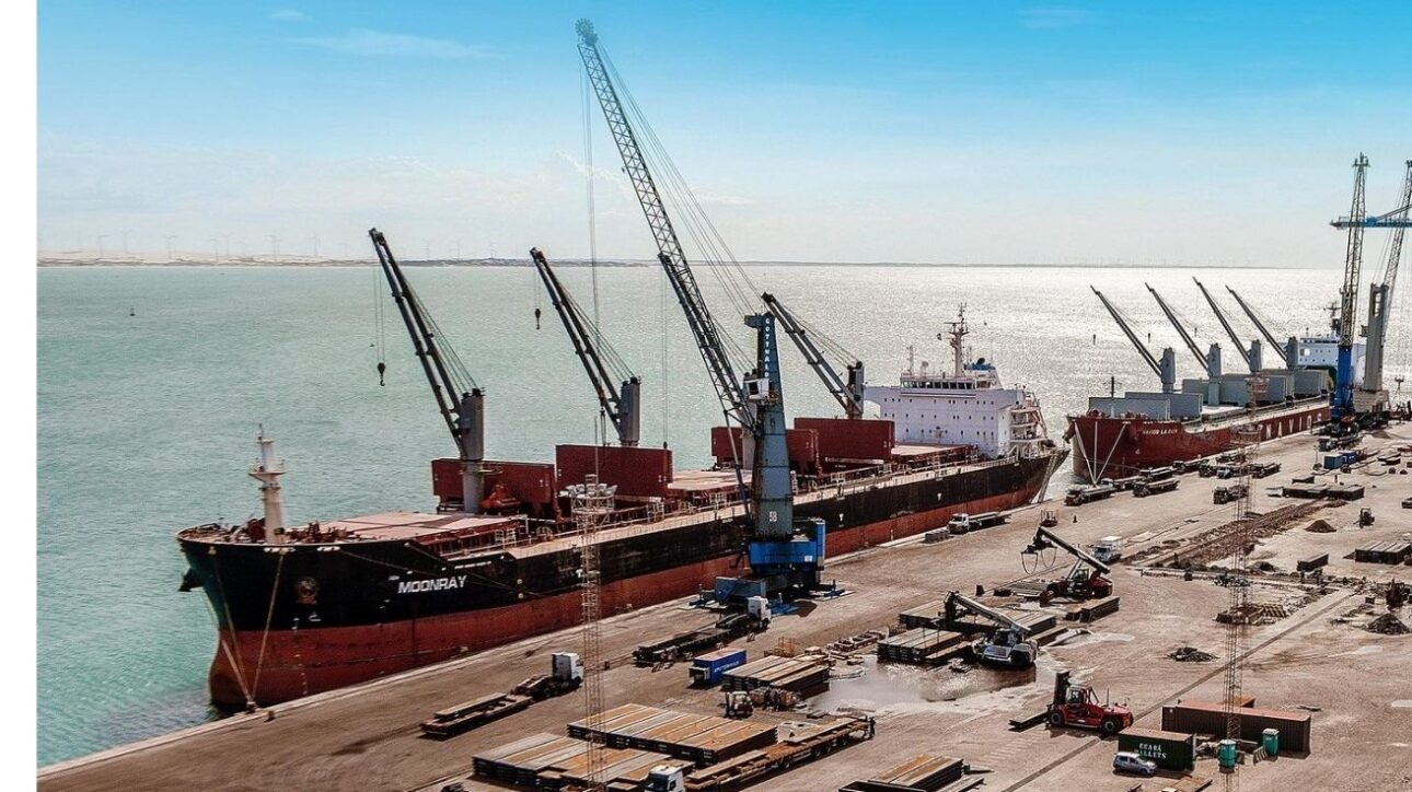 O Complexo do Pecém investe quase R$ 1 bilhão para desafiar o porto de Santos e transformar o Brasil no líder global em exportações. (Imagem/ divulgação)