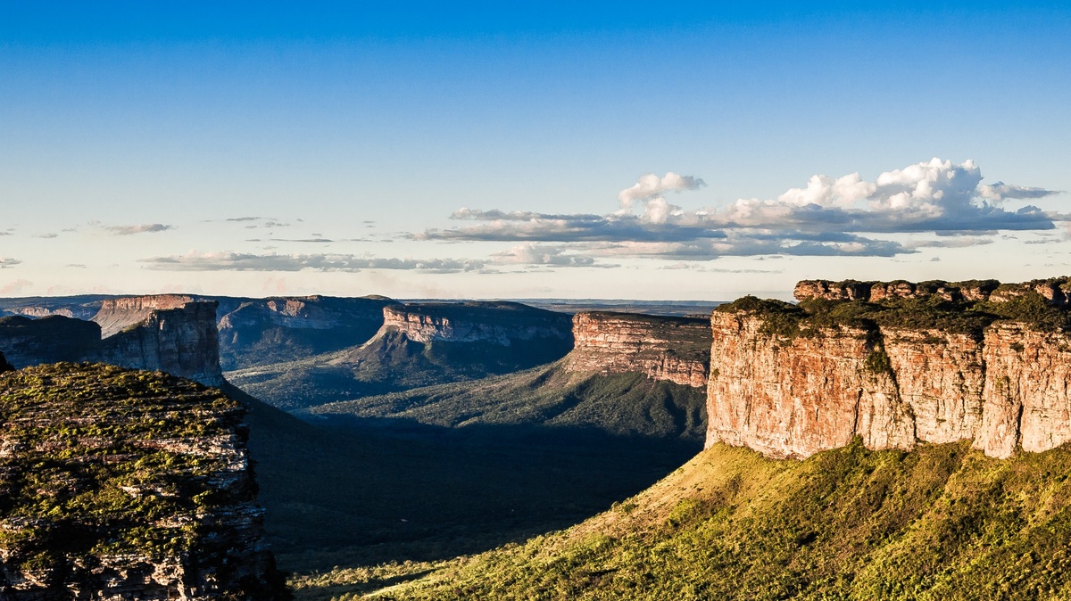 Vista panorâmica da Chapada Diamantina com formações rochosas e céu azul