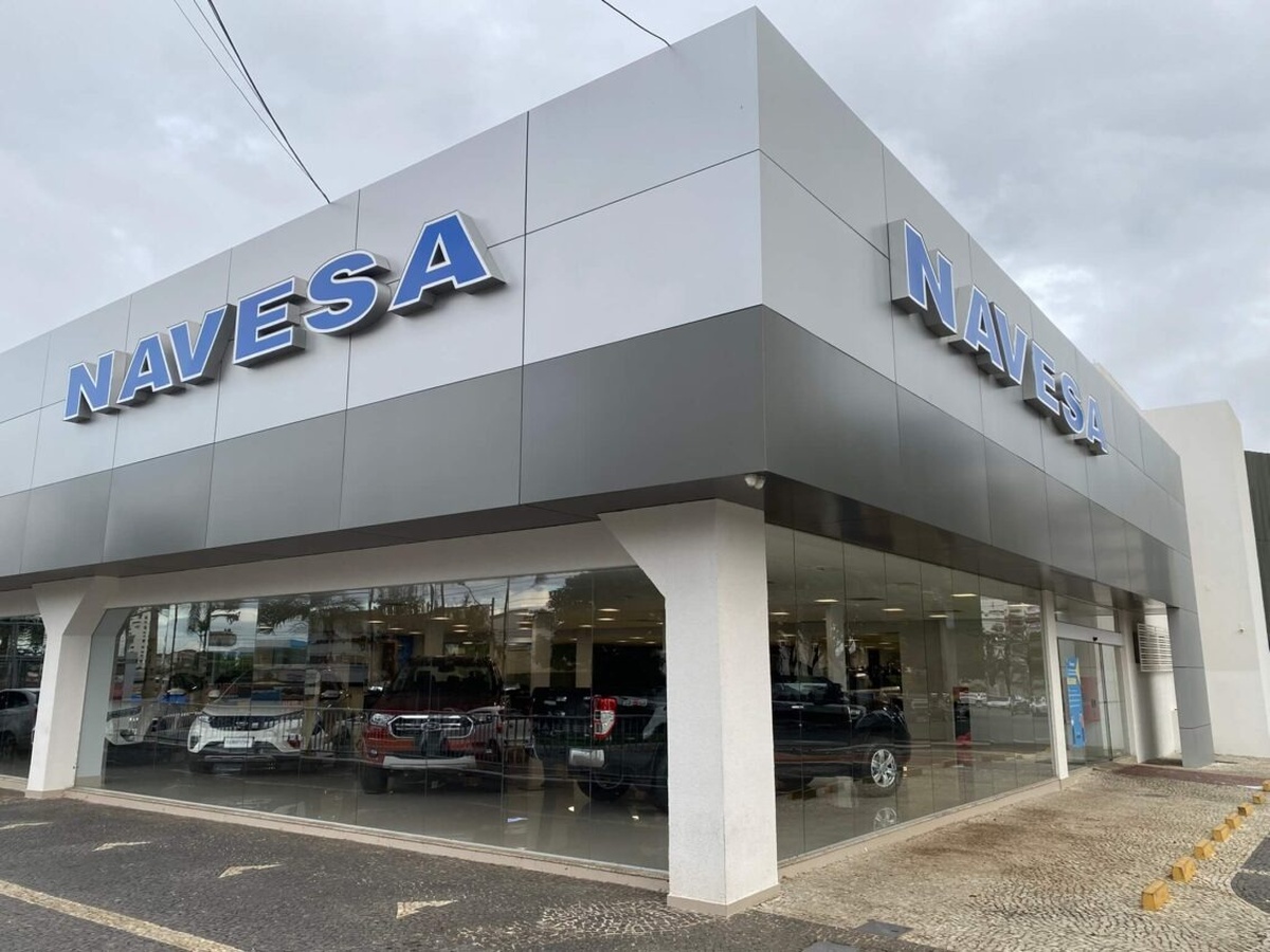 Fachada da concessionária Navesa com veículos expostos na vitrine