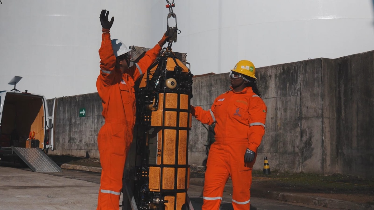 Técnicos da Ultracargo posicionam robô para inspeção de tanque inflamável no terminal de Santos.