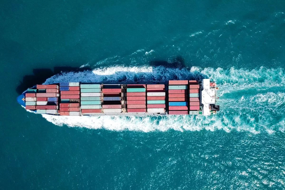 Decreto regulamenta a BR do Mar após mais de 4 anos de espera. Setor marítimo projeta economia bilionária e aumento na competitividade.