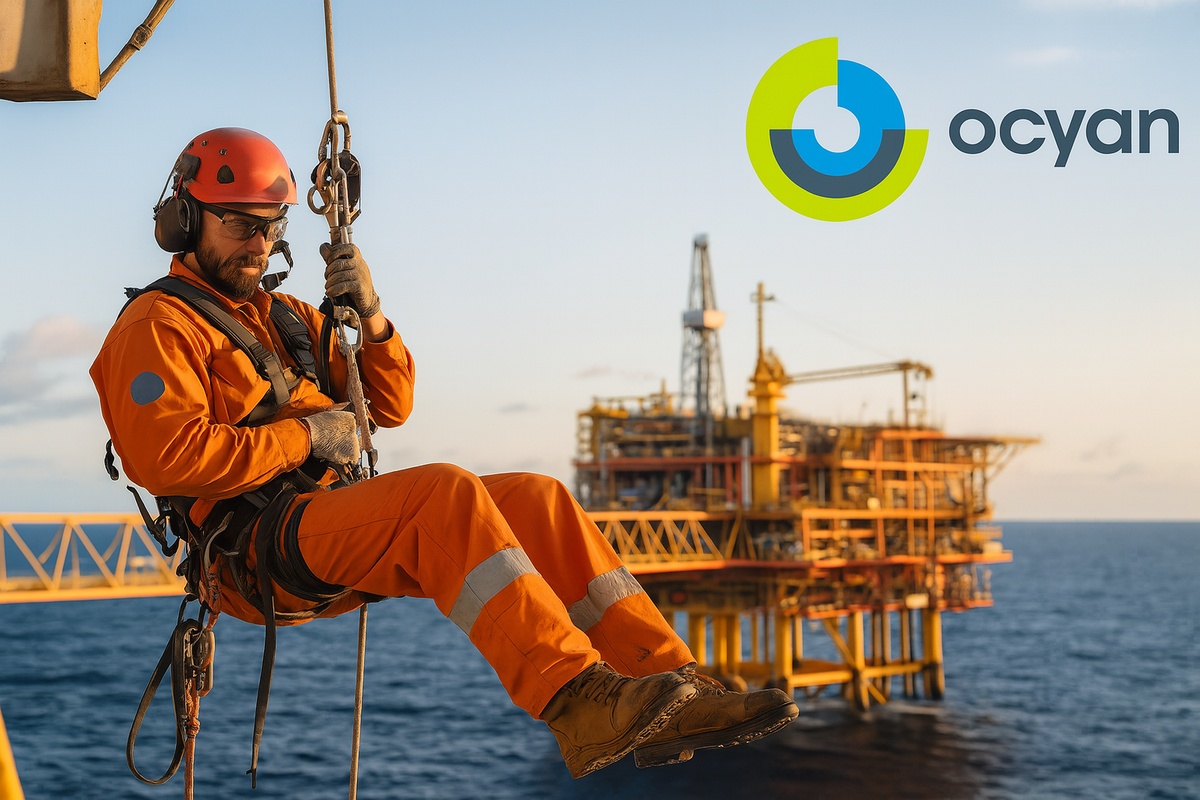 Trabalhador offshore em plataforma de petróleo da Ocyan em Macaé com logotipo da empresa ao pôr do sol