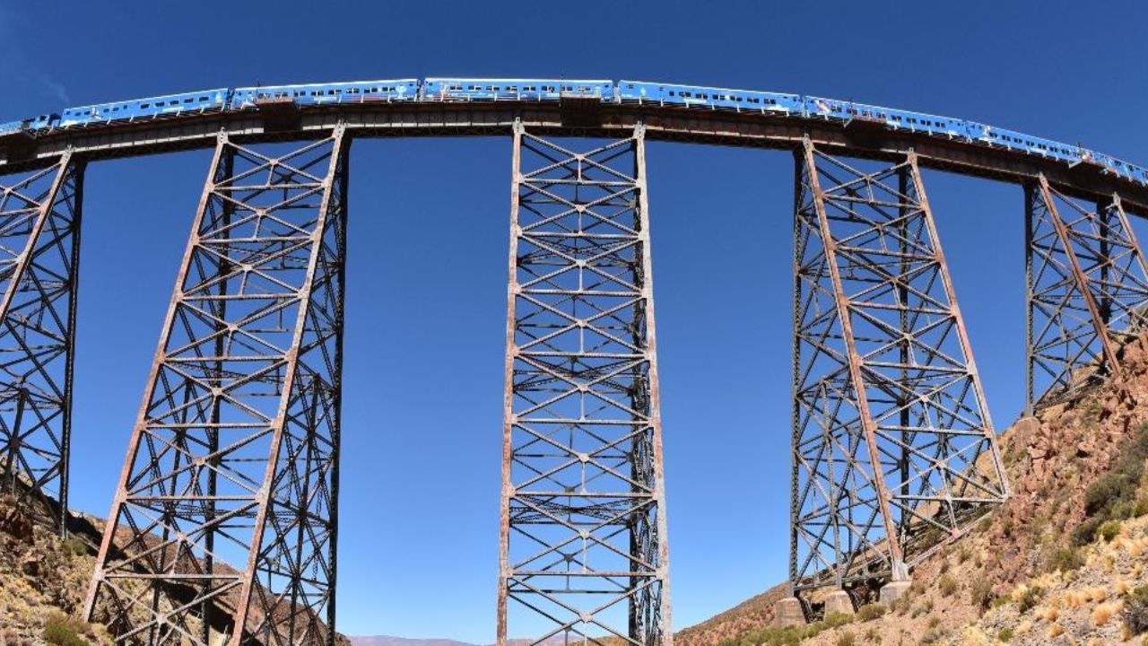 Conheça as ferrovias mais perigosas do mundo, que atravessam vulcões, feiras, montanhas e mares, unindo risco, história e aventura.