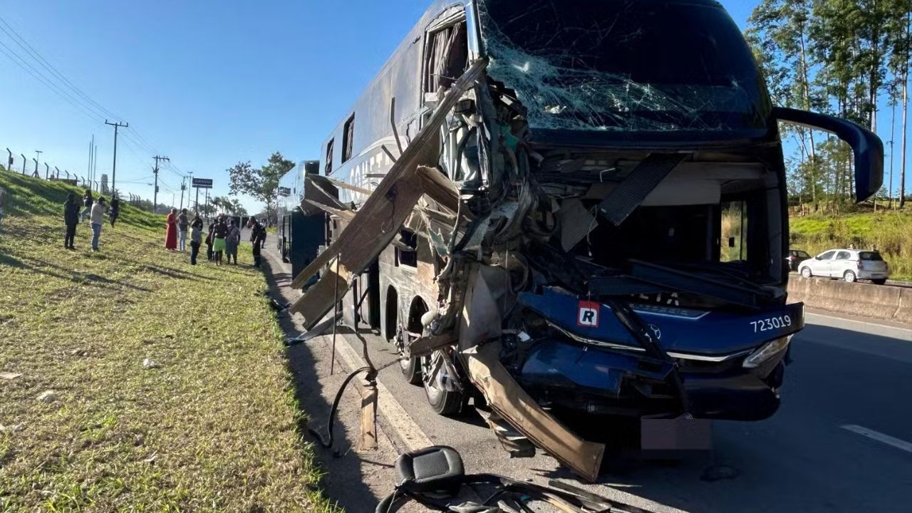 Acidente na BR-040 em Juiz de Fora deixa mortos e feridos após colisão entre ônibus urbano e interestadual. Trânsito segue bloqueado em MG.