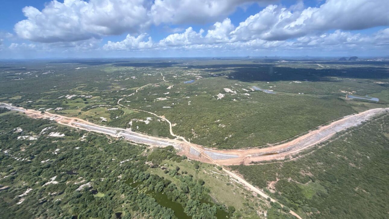 Obras da Transnordestina avançam no Ceará com maquinário, trilhos e logística em progresso. (Imagem: Governo do Ceará)
