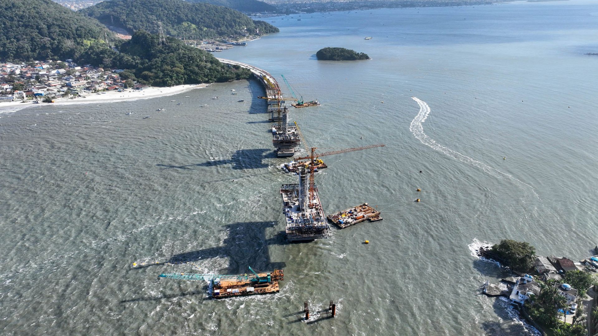 Ponte de Guaratuba atinge 73% de execução, com conclusão prevista para abril de 2026, melhorando mobilidade no Litoral do Paraná.