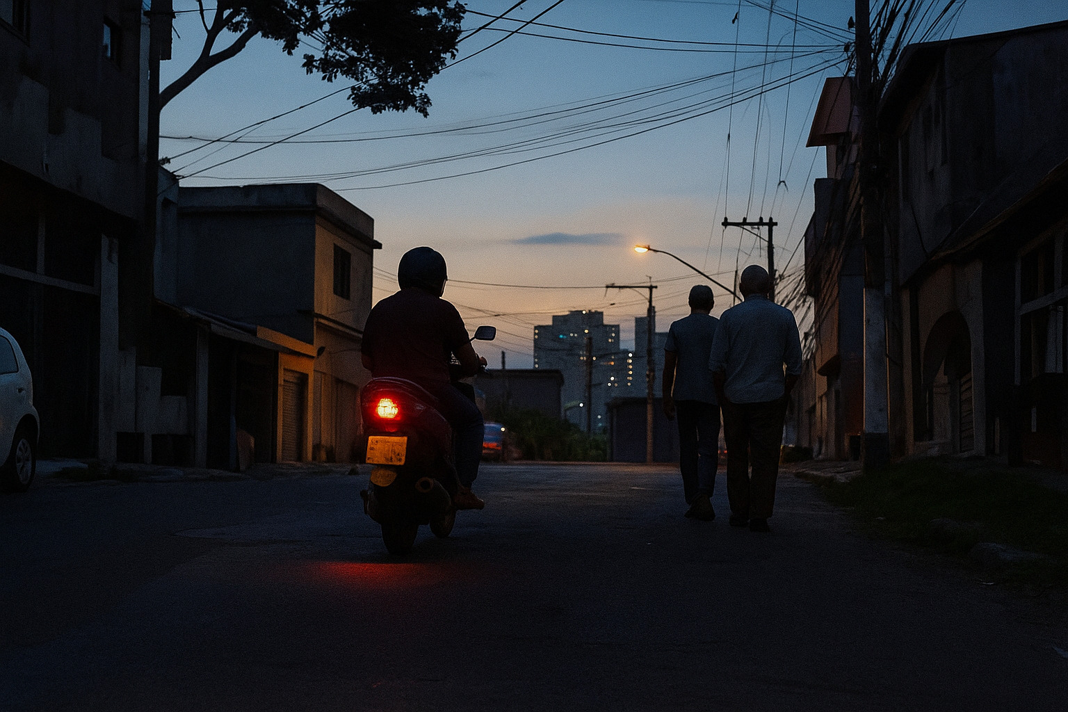 Rua urbana ao entardecer com motociclista e duas pessoas caminhando.