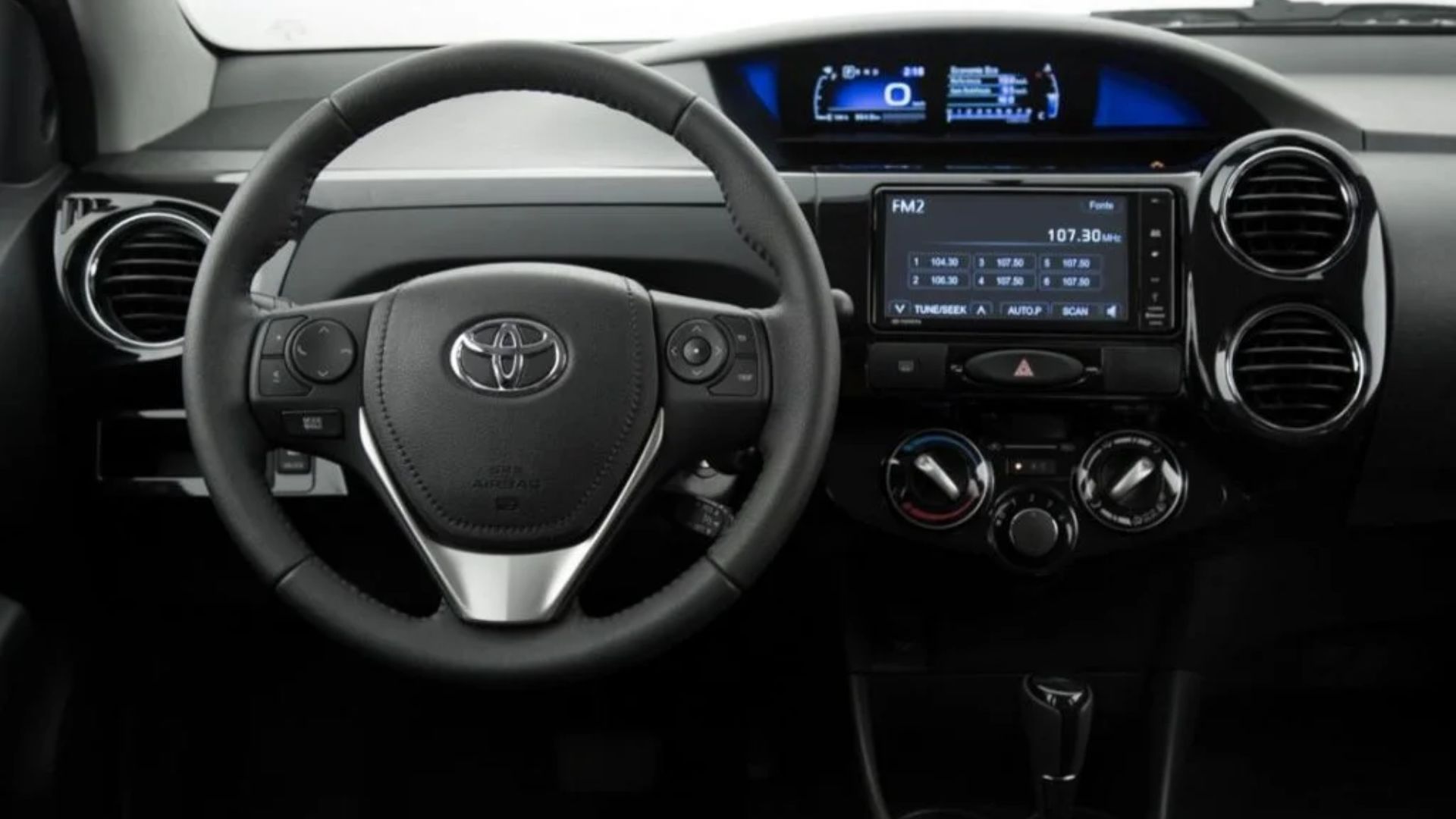 Carros Toyota Etios, Hilux, Yaris, Corolla e Fielder lado a lado em cenário urbano.