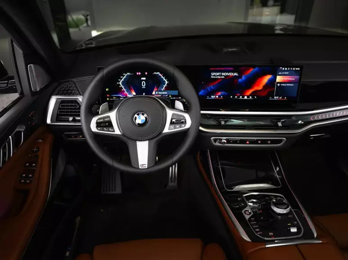 Descubra o novo BMW X7 xDrive40i M Sport, que acaba de chegar ao Brasil. Com motorização híbrida de 381 cv, design ousado e tecnologia de ponta, o SUV oferece luxo e desempenho excepcionais.