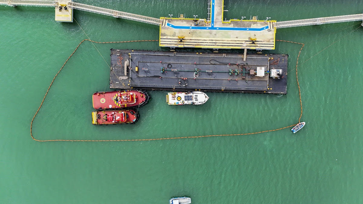 Navios em operação no Porto do Açu durante testes com biocombustíveis HVO no terminal marítimo