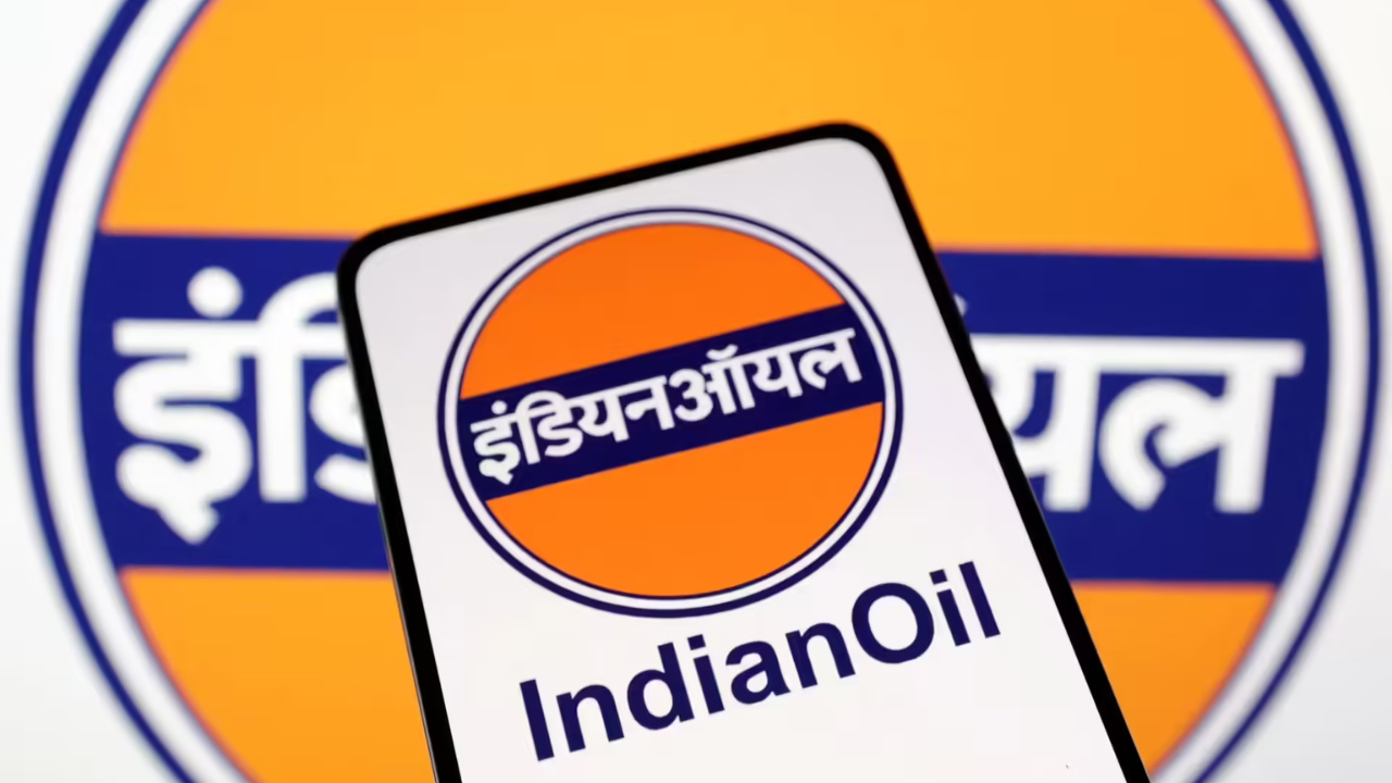A Indian Oil, maior refinaria da Índia, busca até 24 milhões de barris de petróleo das Américas, incluindo o Brasil, após sanções dos EUA restringirem o fornecimento russo. O movimento reforça o papel do petróleo brasileiro no cenário global. Fonte: Energy World