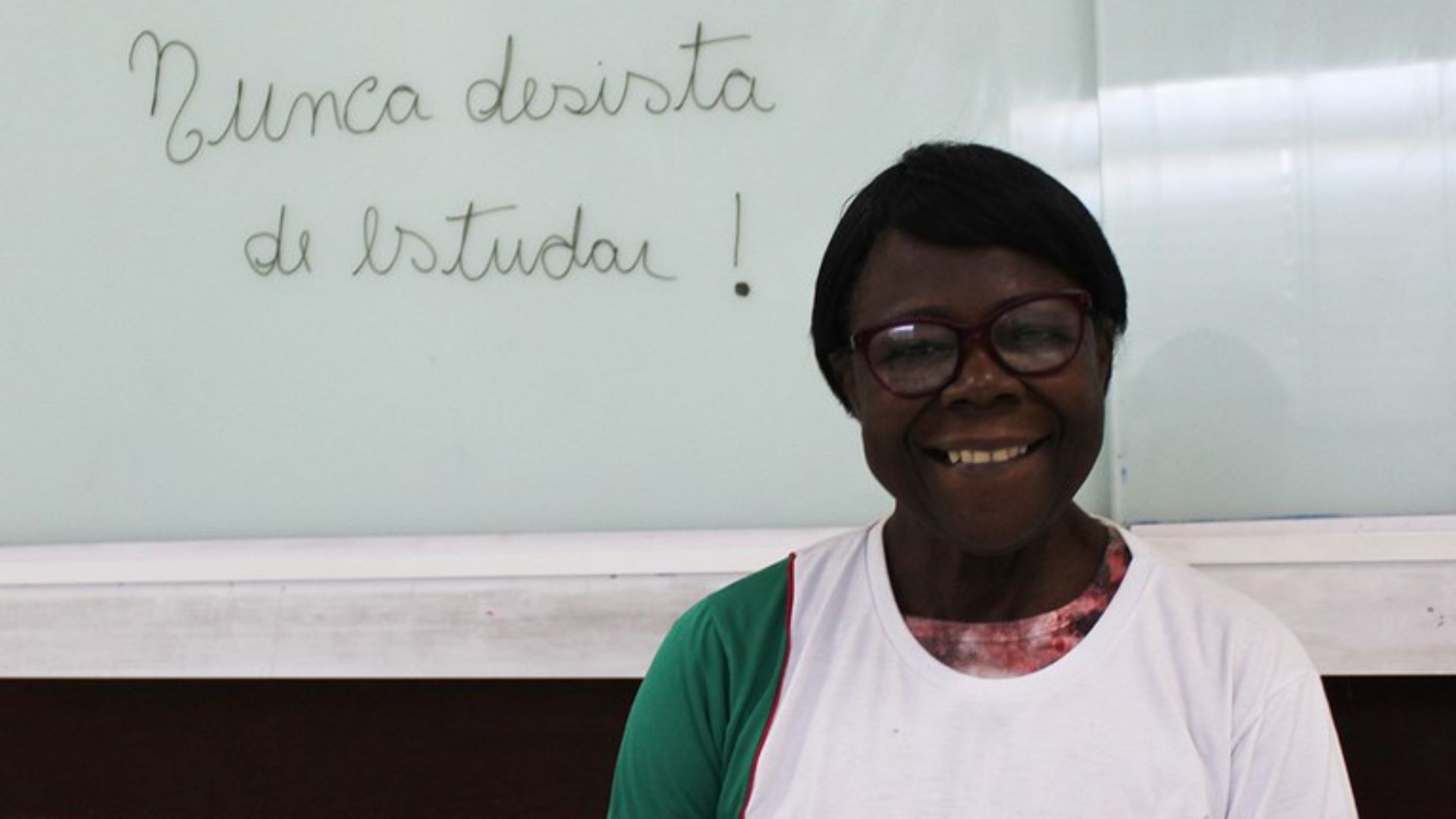 Aos 70 anos, ex-funcionária de serviços gerais conquista vaga em Pedagogia na Uenf e prova que nunca é tarde para voltar a estudar.