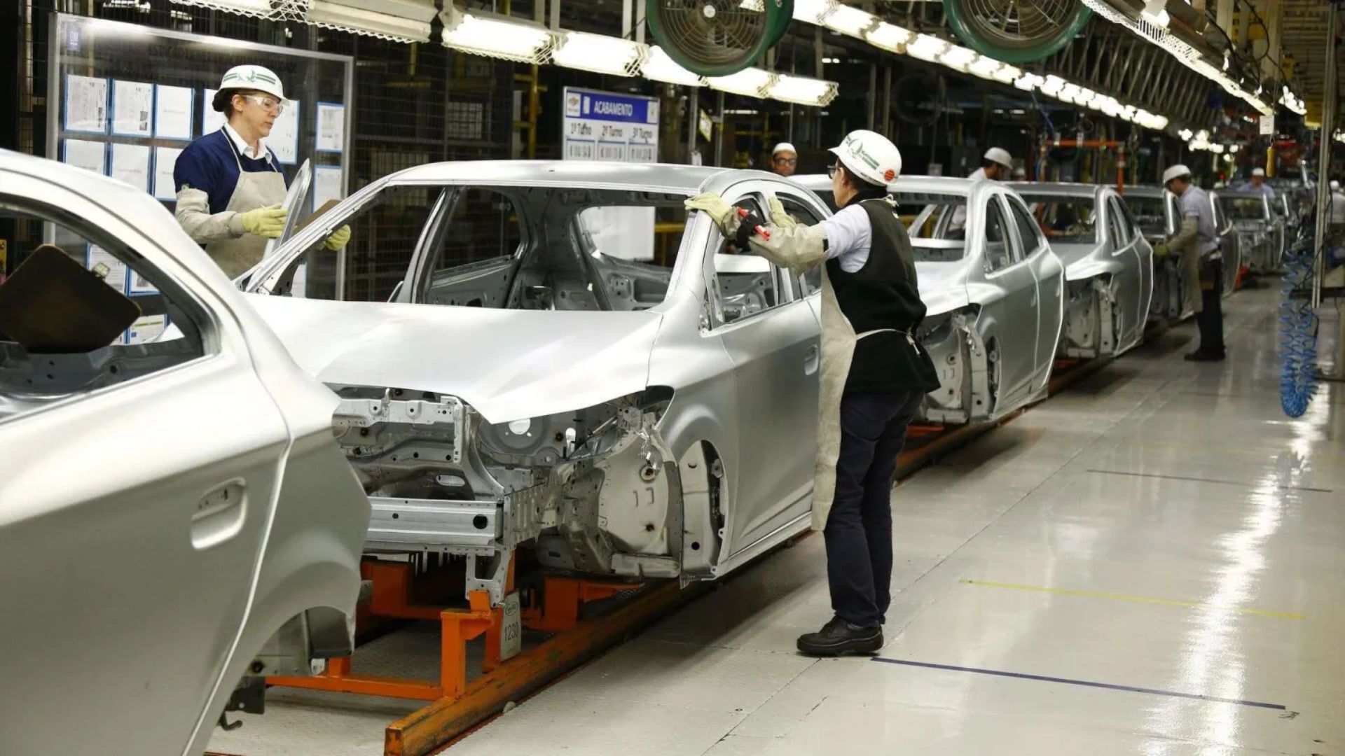 Chevrolet encerra produção do Cruze após 13 anos no Brasil, marco da queda dos sedãs e avanço dos SUVs no mercado automotivo nacional.