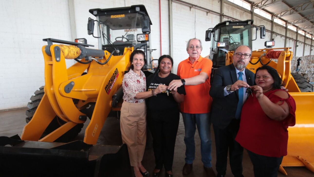 Representantes do BNDES, do GDF e de cooperativas participam da entrega simbólica de equipamentos no Complexo de Reciclagem do Distrito Federal