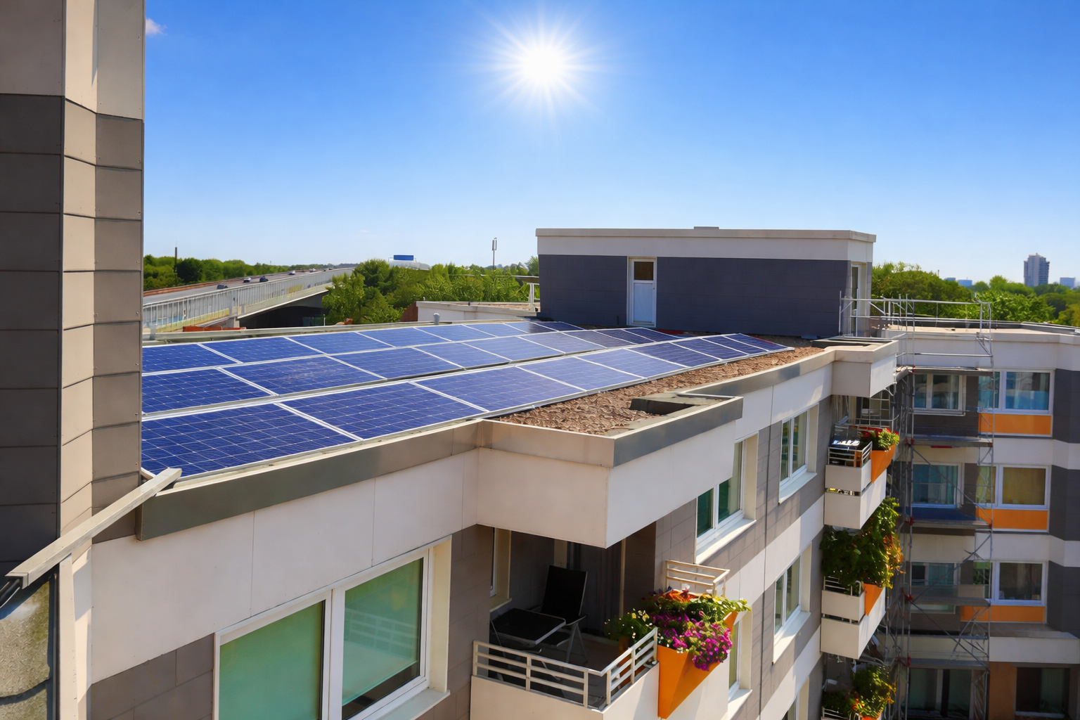 Prédio residencial com painéis solares no telhado sob céu azul limpo e sol forte ao meio-dia.