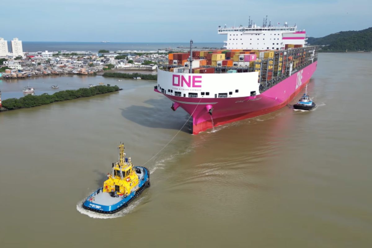 Gigante da ONE estreia no Brasil na primeira viagem a Itajaí porta contêineres de 2025 com 335,94 m, 51 m de boca e 13.700 contêineres chega à Portonave pelo canal