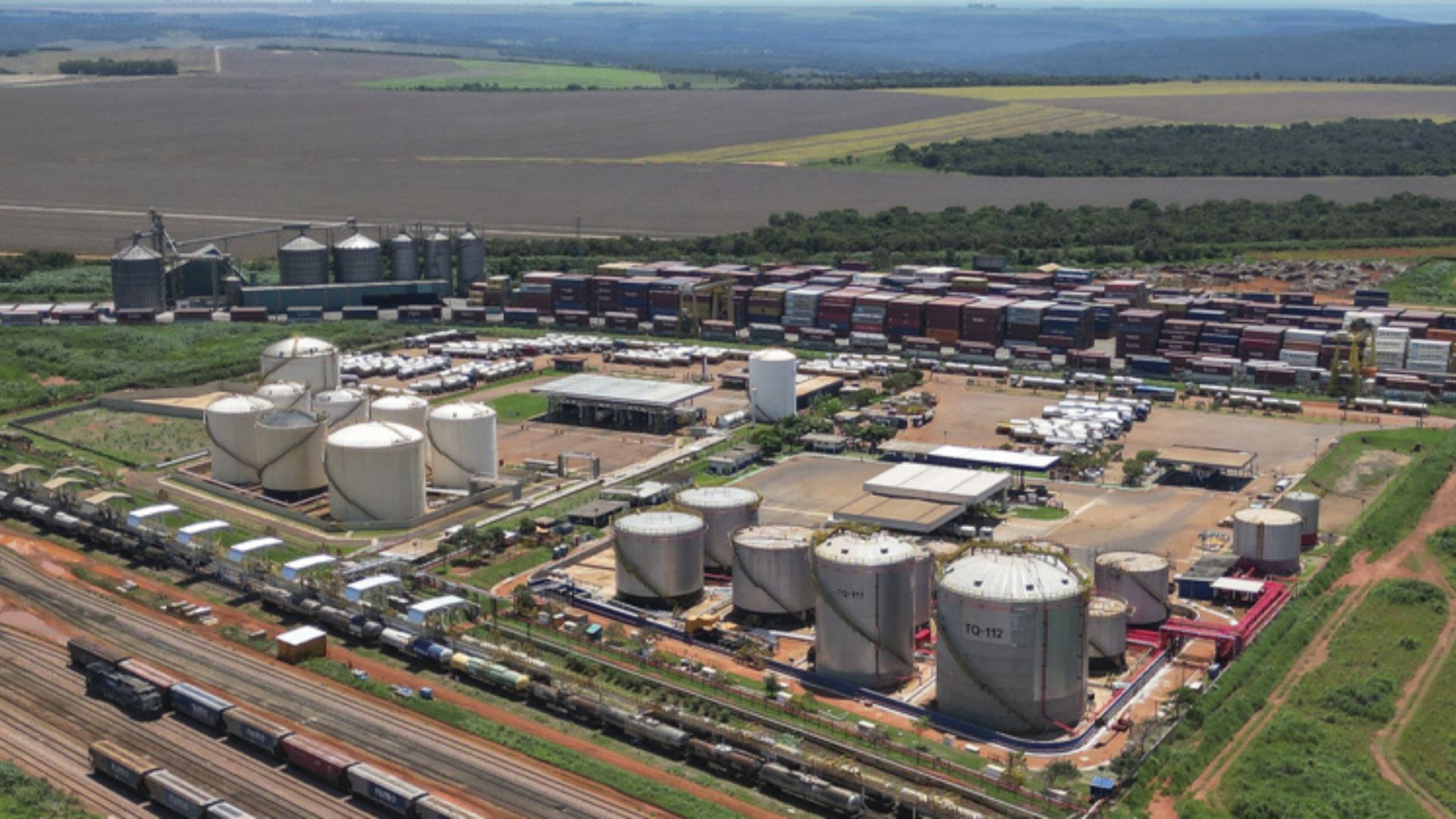 Terminal da Ultracargo em Rondonópolis (MT) com tanques de armazenamento e trens ferroviários usados no escoamento de etanol e biocombustíveis entre Mato Grosso e São Paulo.