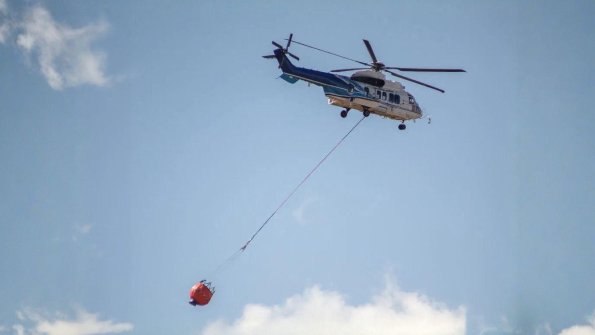 Helicópteros no Canadá criam ponte aérea para reflorestamento, levando equipes e mudas a áreas remotas e somando 200 milhões de árvores plantadas.