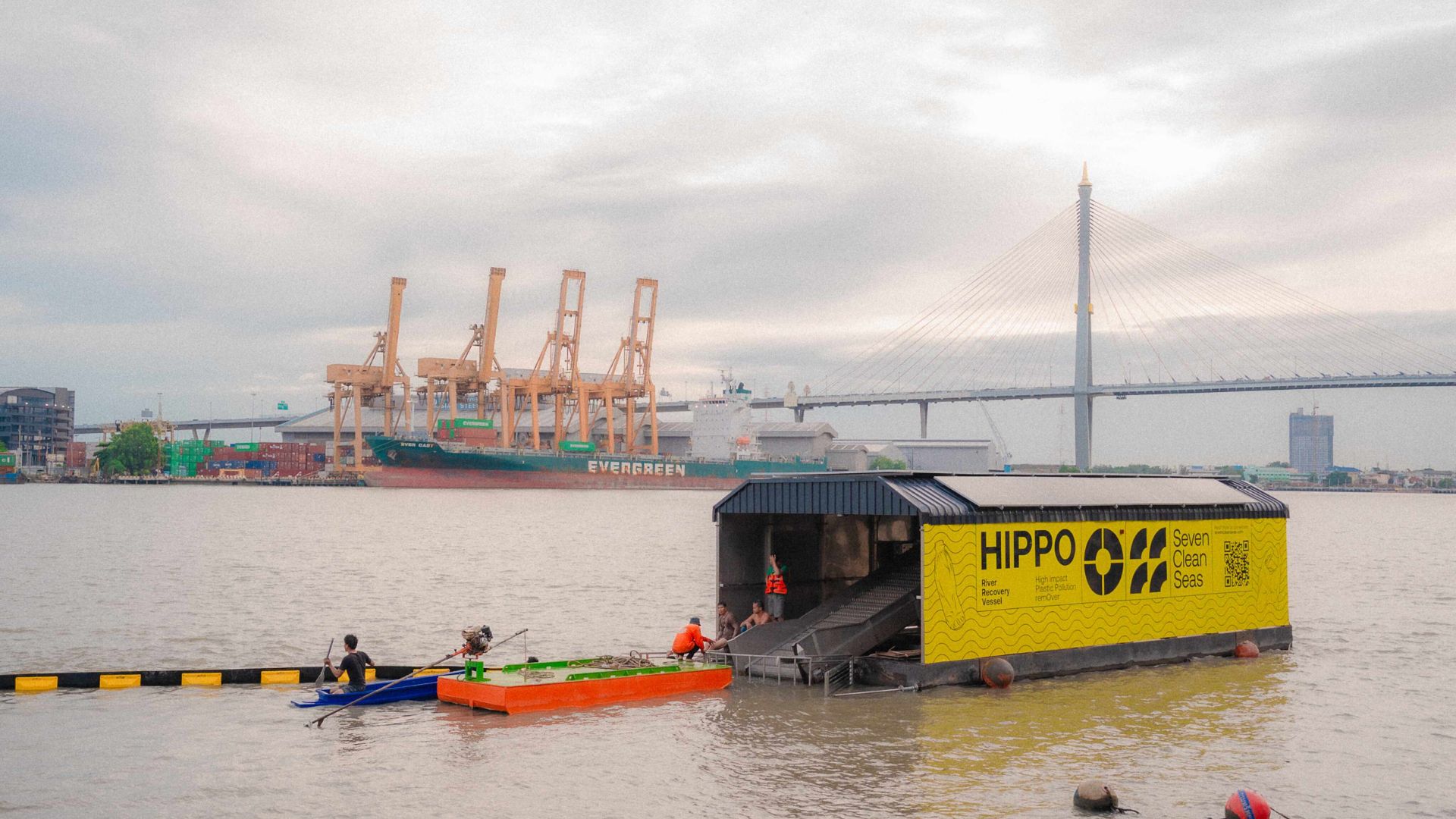 Embarcação OTTER intercepta plástico diariamente em Bali e integra coleta no mar com triagem de 47 resíduos em terra.