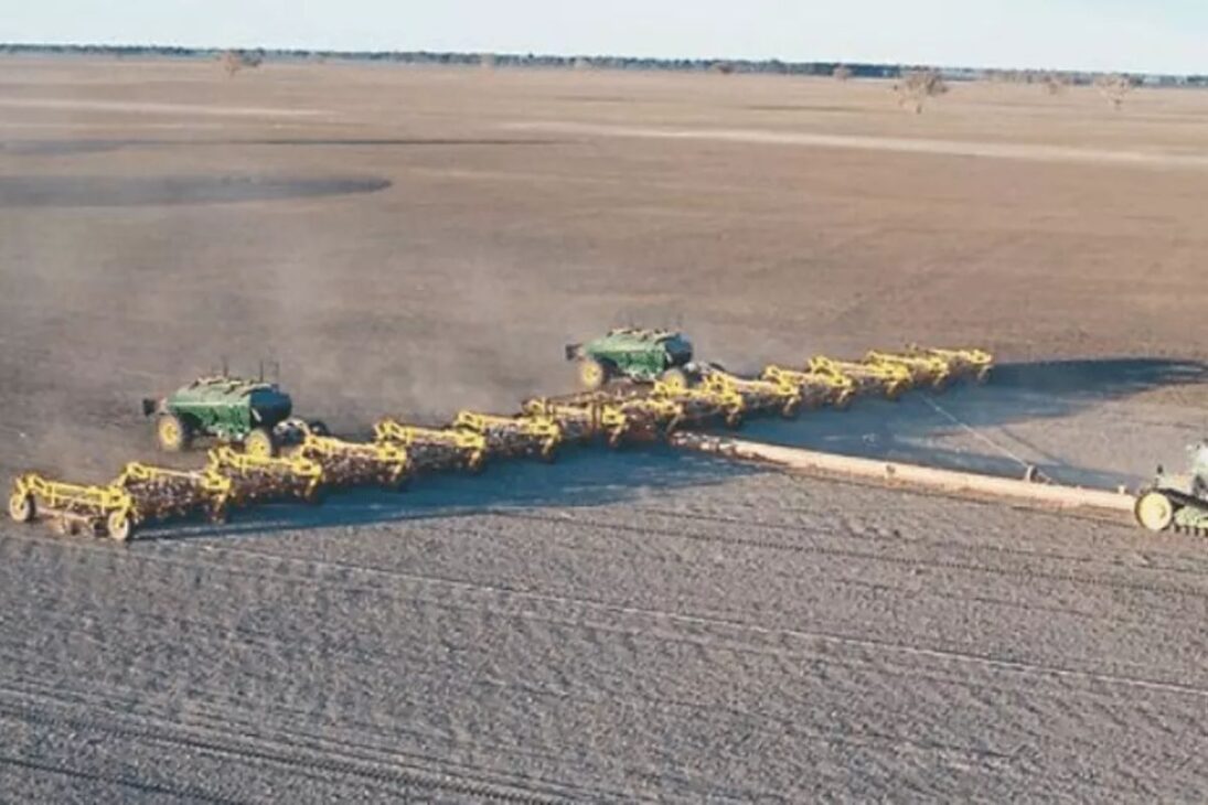 máquinas gigantes no agro mostram como fazendas de grande escala elevam rendimento com colheitadeira CR11, largura extrema, descarga rápida e automação na nova fase da mecanização agrícola.