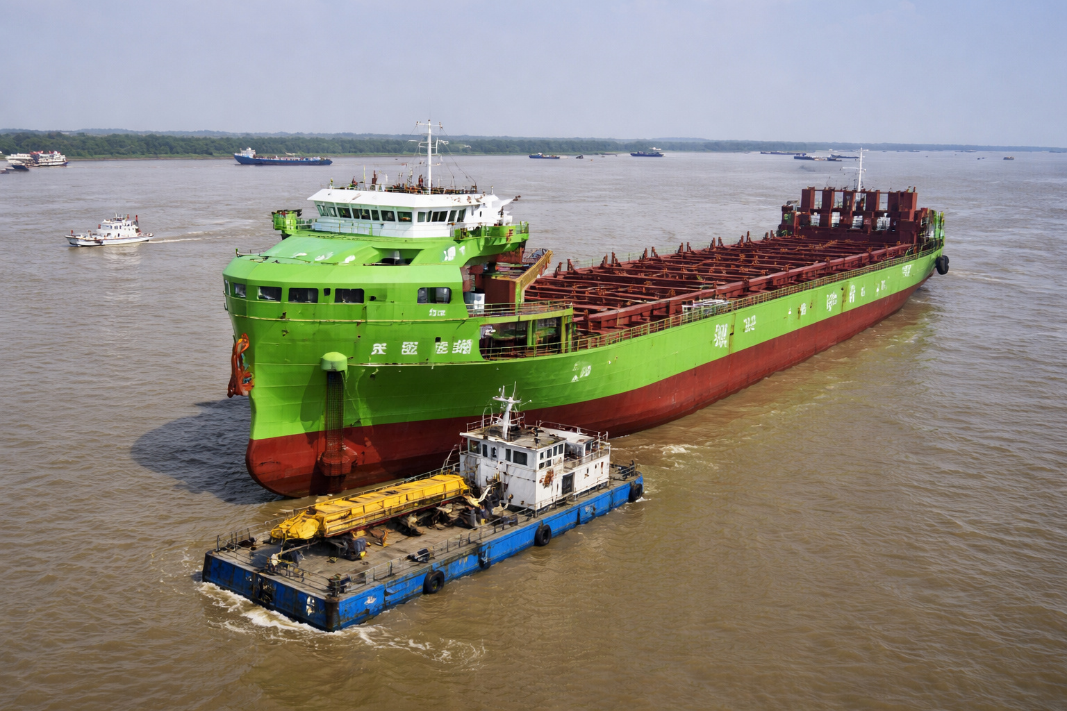 Porta-contêiner elétrico chinês de 10.000 toneladas navegando em rio durante testes, com casco verde e embarcação de apoio ao lado.