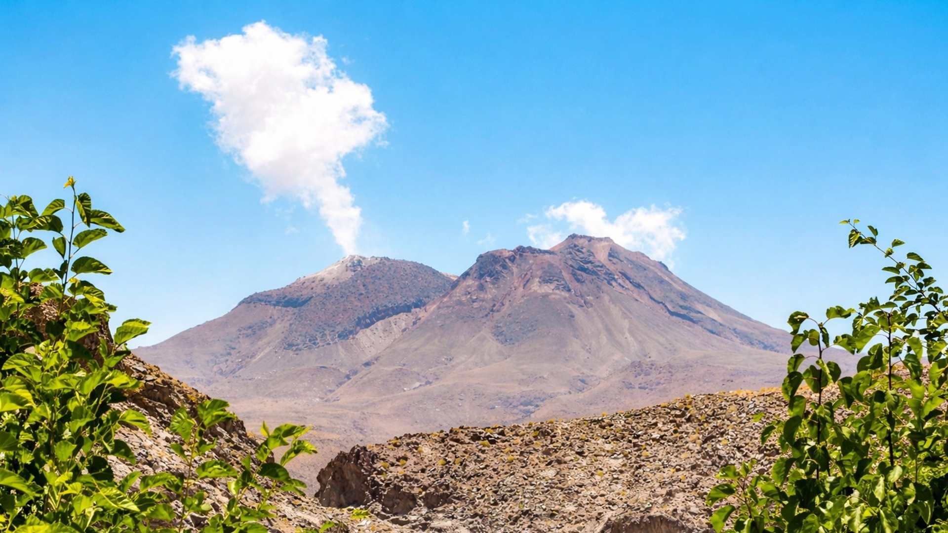 Vulcão Taftan sobe 9 cm em 10 meses após 700 mil anos e estudo aponta pressão a 630 metros de profundidade.