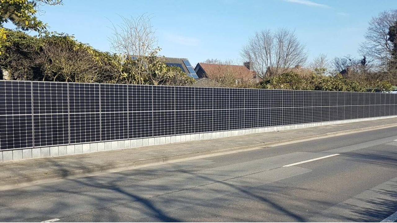 Com a produção em massa na China, painéis solares atingem preços históricos e passam a ser instalados em muros e cercas, mudando o conceito tradicional de geração de energia solar.