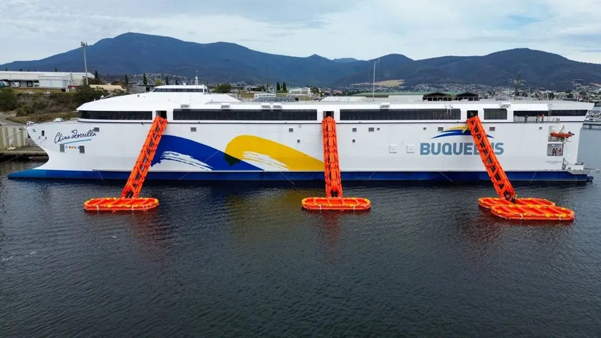 Conheça o maior veículo elétrico do mundo e seu sistema de evacuação marítica inovador que garante segurança máxima.