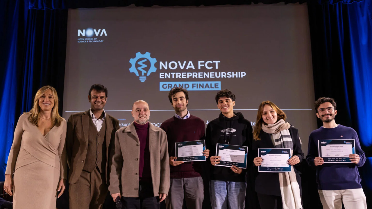 Projeto VENTUS, criado por estudantes da NOVA FCT, vence programa de empreendedorismo com proposta de energia eólica urbana de baixo custo instalada em postes de iluminação.