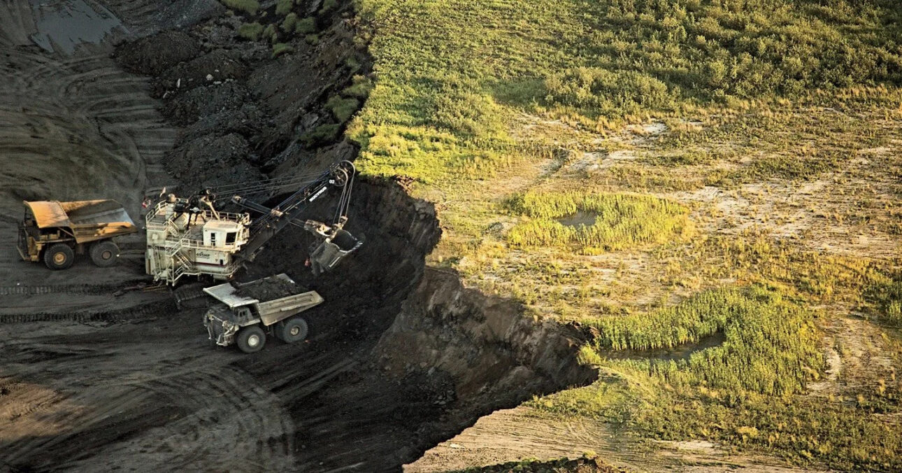 Com 1,3 trilhão de litros de resíduos tóxicos represados pela maior estrutura de terra do mundo, as lagoas de rejeitos de Alberta, no Canadá, cobrem uma área equivalente a 1,5 vezes a cidade de Vancouver e contêm partículas que levarão mais de um século para se assentarem