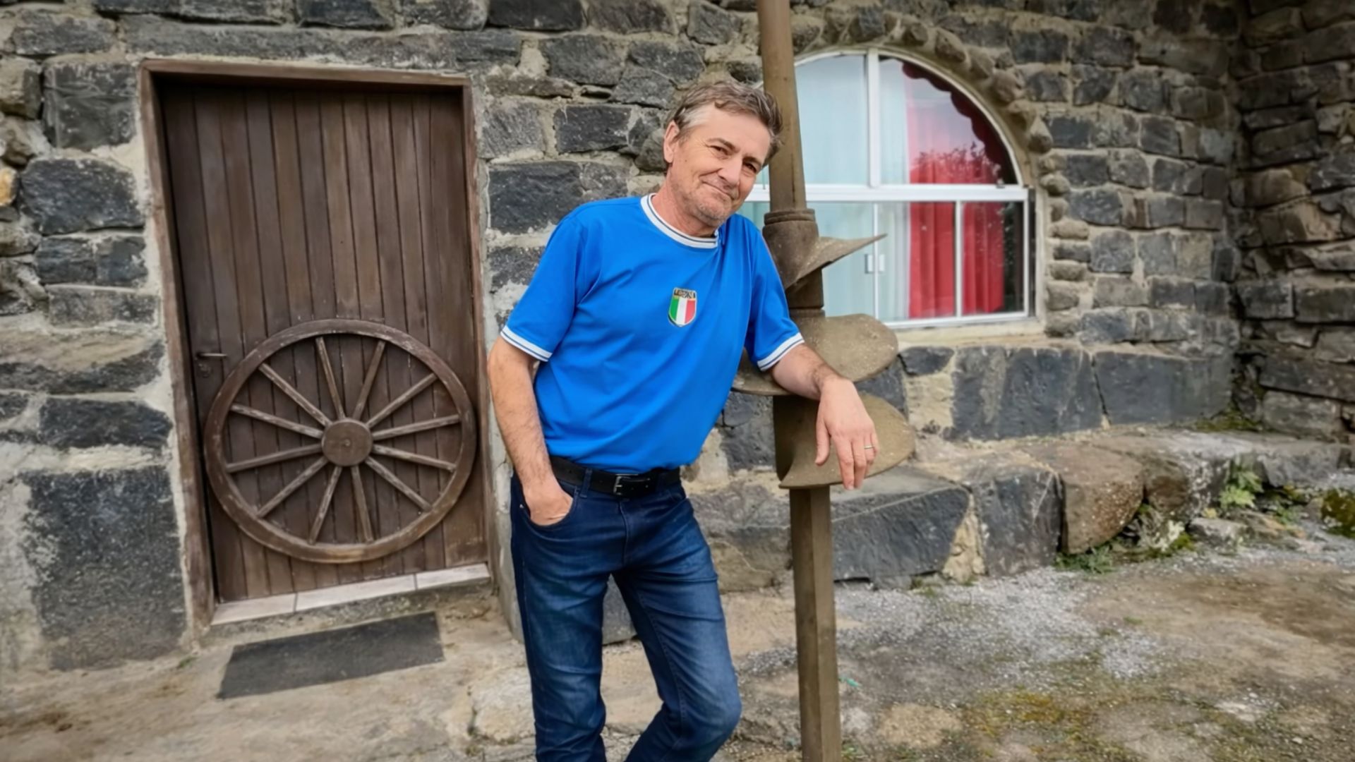 Aposentado constrói sozinho casa de pedra nas montanhas de SC após 20 anos de trabalho e mais de 2 mil rochas talhadas à mão. (Imagem: reprodução/ TV Record)