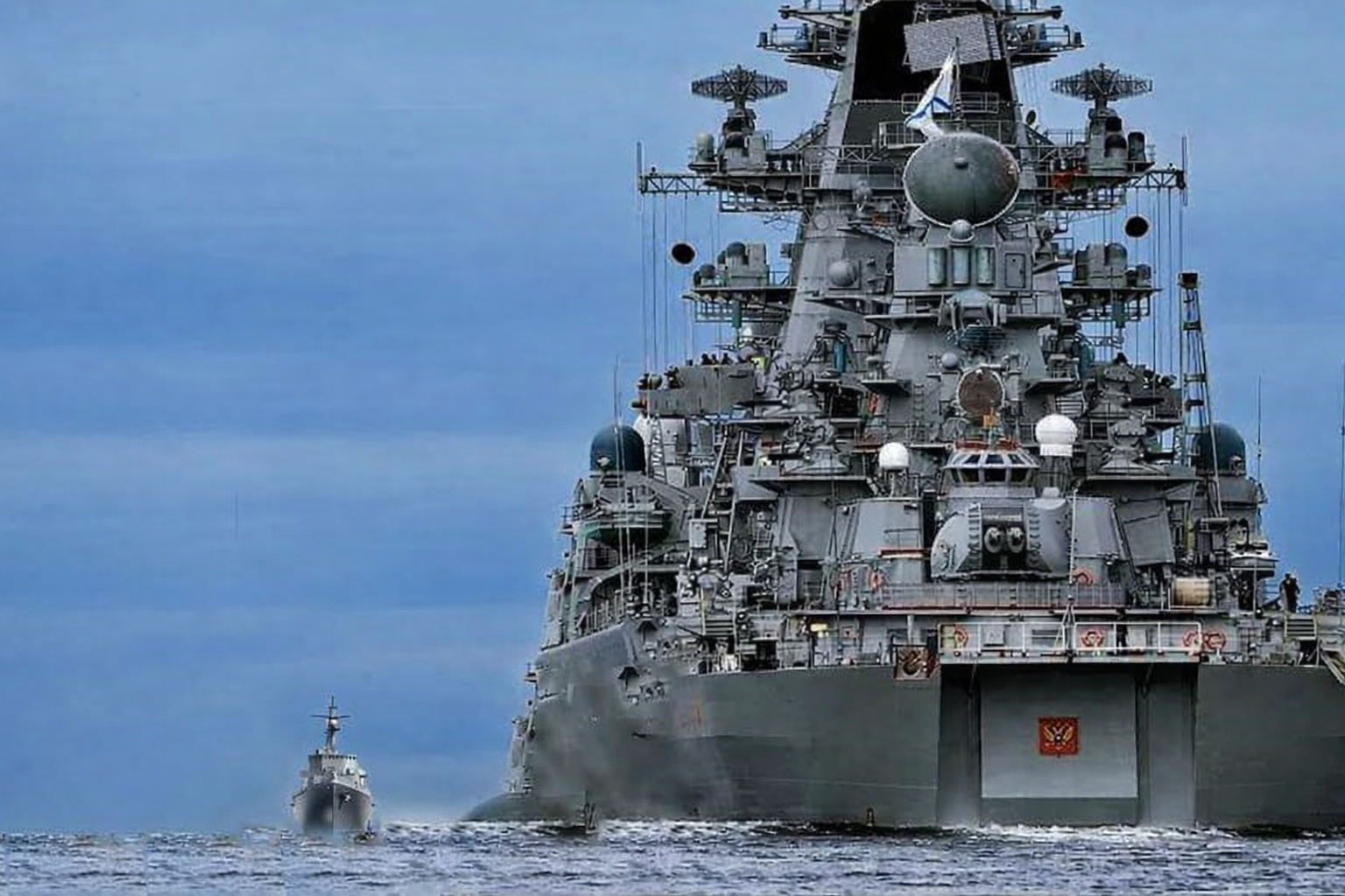 Esbanjando 28.000 toneladas e 252 metros, o Admiral Nakhimov é o maior navio de combate de superfície do mundo que não seja um porta-aviões e, depois de ficar parado em doca por quase três décadas, voltou ao mar em agosto de 2025 equipado com 80 células de lançamento vertical e mísseis hipersônicos Zircon capazes de atingir alvos a mil quilômetros de distância