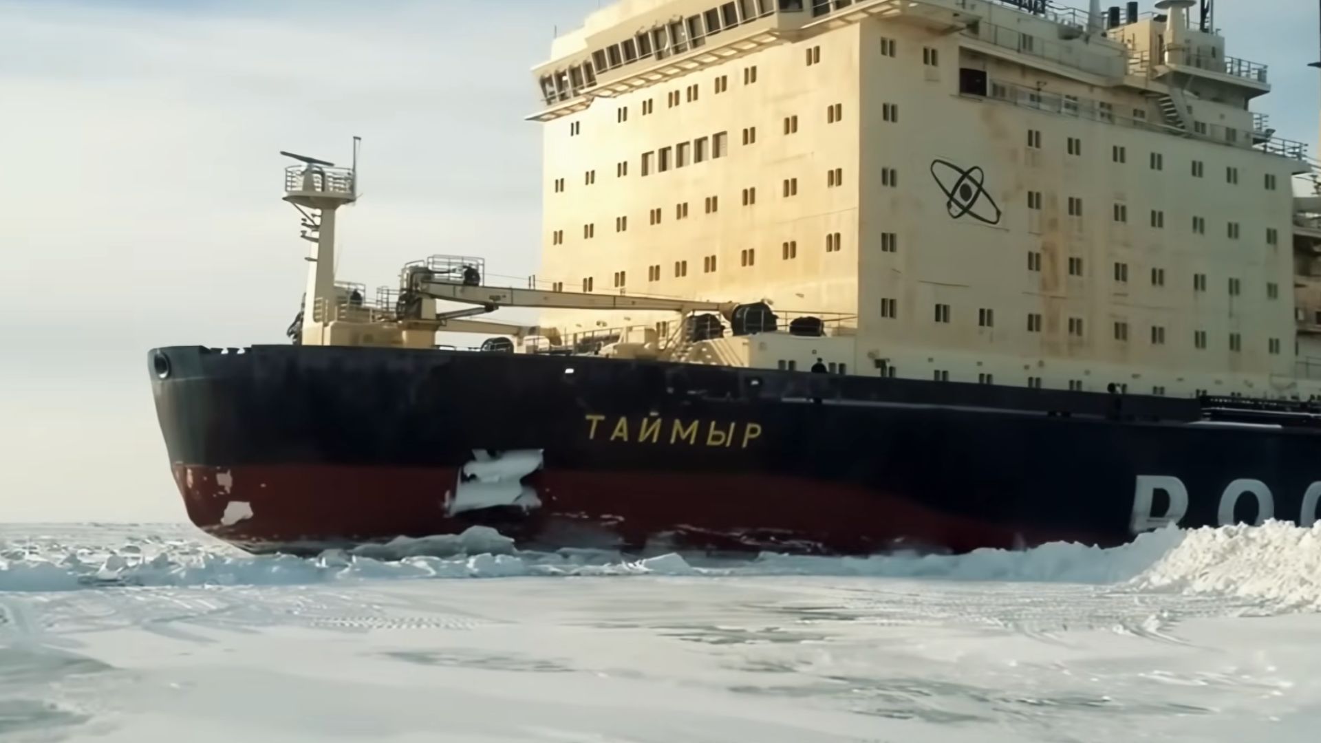 Navio quebra-gelo nuclear russo rompendo gelo espesso no Ártico