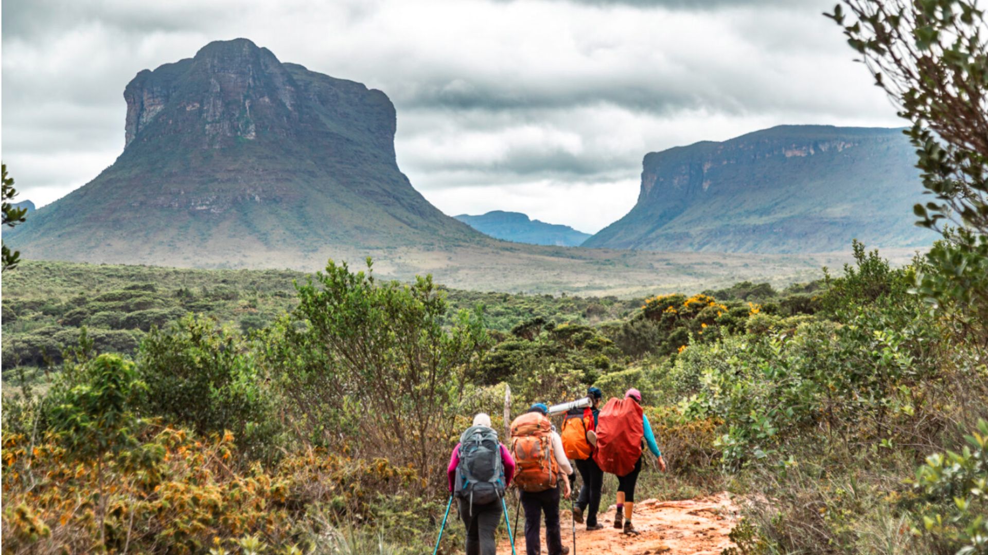 Grupo feminino cruzando a Transsincorá na Chapada Diamantina